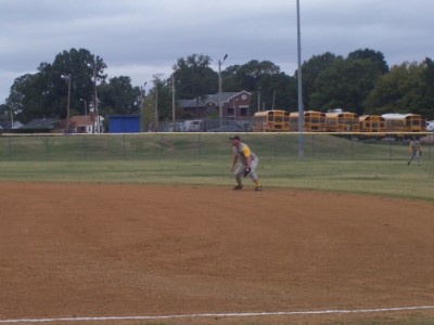 Gilreath readies at 2nd base